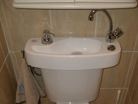 WiCi Concept Handwaschbecken für Gäste WC direkt an das WC anpassbar - Frau G (Frankreich - 83)